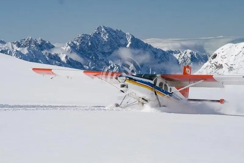 Le glacier met en valeur le vol panoramique en avion de ski