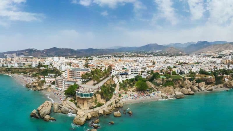 Excursion d'une journée à Nerja et Frigiliana au départ de Malaga avec dégustation de vins