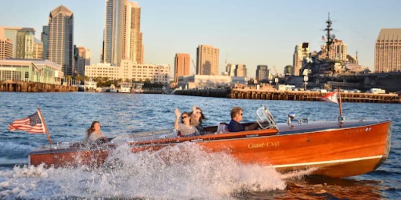 Chris Craft 25 (Motorboat)