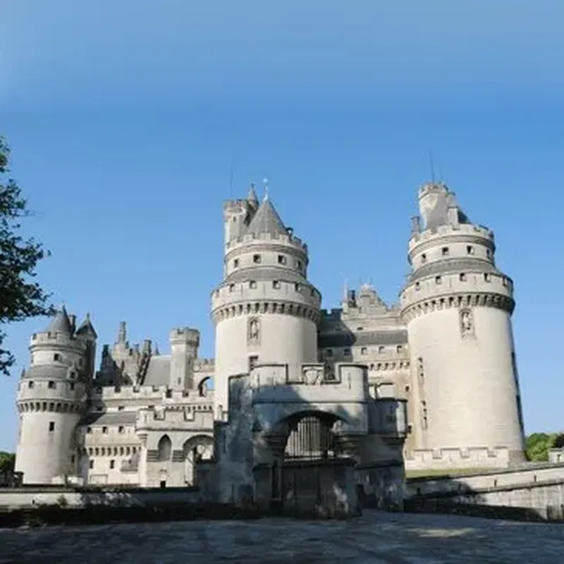 Balade en Voiture de Collection au Château de Pierrefonds