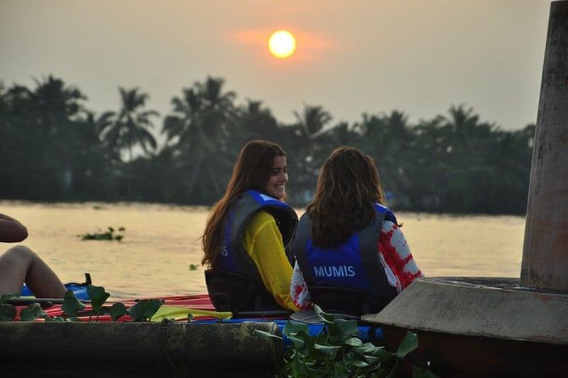 Billet Kayak au lever du soleil dans le village magique de Backwater d'Alleppey