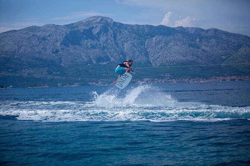 Billet Vibes et Aventure : Wakeboard à Korčula, Lumbarda !