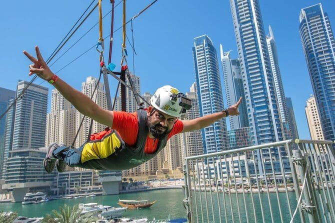 Tyrolienne urbaine XLine Solo dans la marina de Dubaï