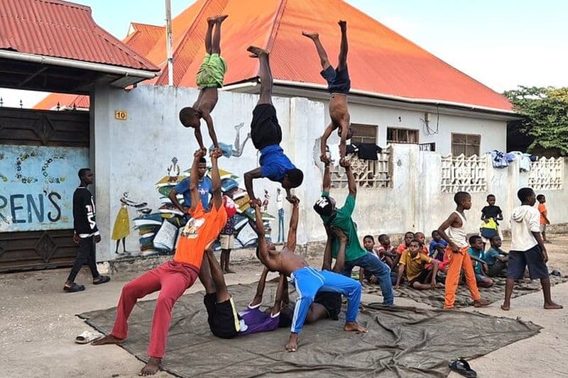 Rejoignez les habitants pour 3 jours : Famille d'accueil, Musique, Danse & Acrobatie