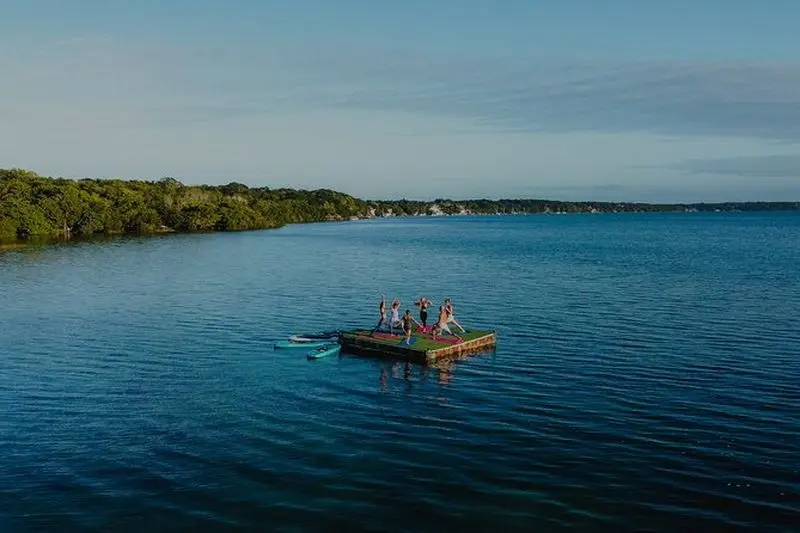 Billet Cours de yoga à Bacalar sur une plateforme flottante à La Laguna