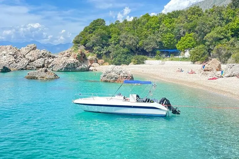 Saranda : Croisière côtière en petit groupe avec arrêts pêche et baignade