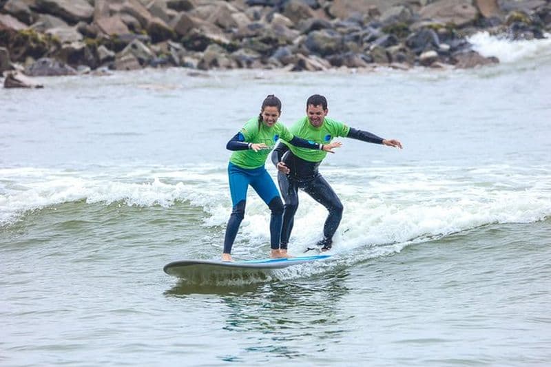 Cours de surf à Lima, Pérou