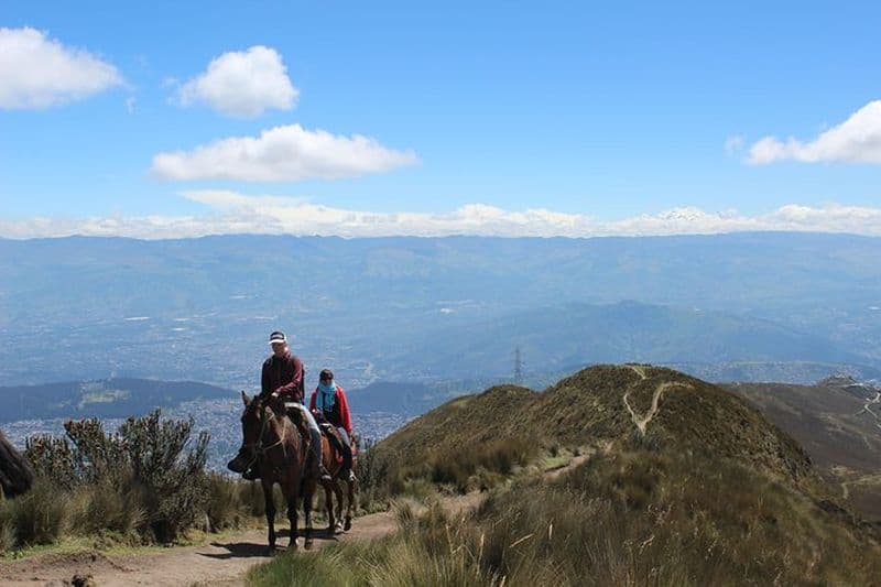 Tour privé d'une demi-journée en téléphérique et à cheval au-dessus de Quito