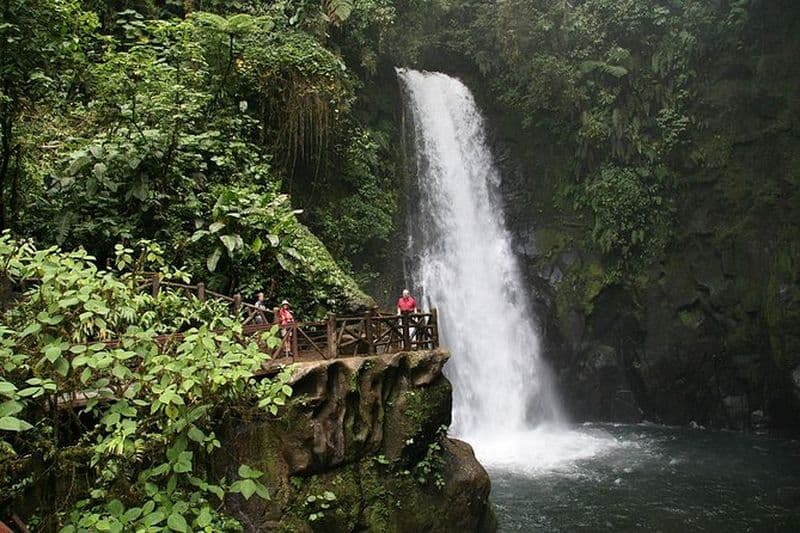 Excursion d'une journée de San Jose aux jardins de la cascade de La Paz et Safari dans la rivière Sarapiqui