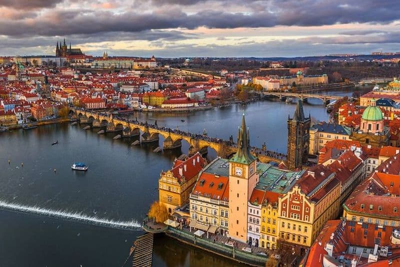 Billet Visite guidée à pied de Prague et croisière avec déjeuner tchèque authentique