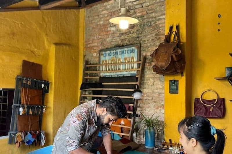 Atelier de 2 heures pour découvrir le cuir de lotus bleu