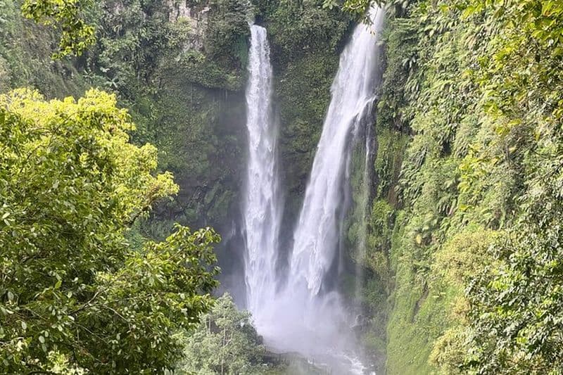 Forêt tropicale de Jakarta Randonnée à la cascade cachée et pont suspendu