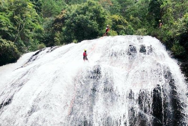 Excursion d'une journée complète au canyoning avec descente en rappel aux chutes de Datanla