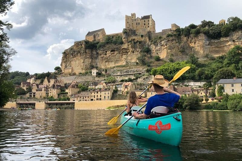 La vallée des châteaux de Dordogne en canoë proche de Sarlat
