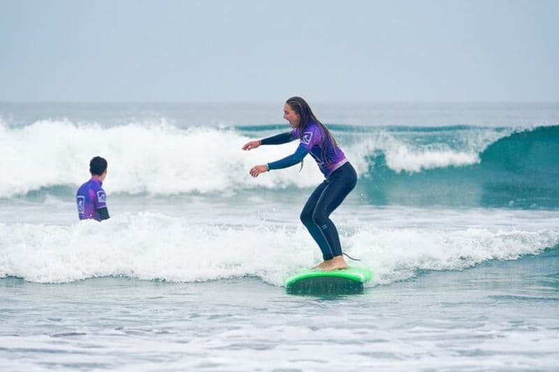 Cours de surf dans la baie de Widemouth à Bude Cornwall