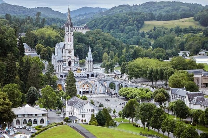 Bonjour Lourdes : Privé 2 - Heure Intro City Walk avec Guide Local
