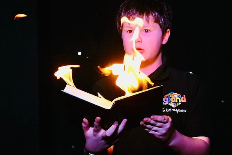 Le magicien Ryland Petty dans la maison des secrets de Russ Brown