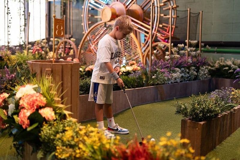 Swingers Dubai Crazy Golf Experience