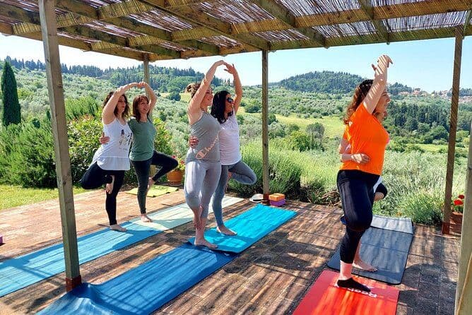 Yoga au coucher du soleil avec vue sur la campagne toscane