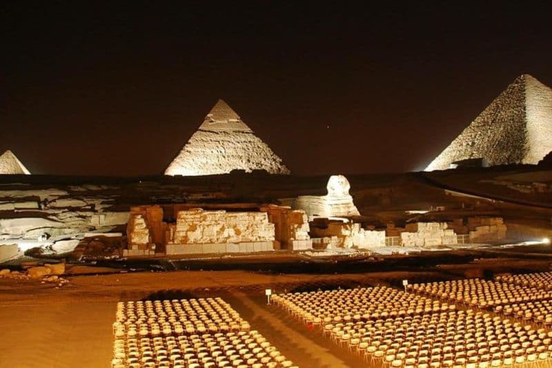 Spectacle son et lumière des pyramides de Gizeh la nuit