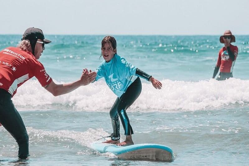 Cours de surf professionnels au Beach Club TLV à Tel Aviv