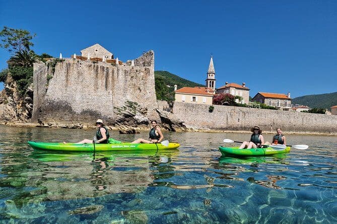 Excursion en kayak en petit groupe de Budva aux grottes de l'île de Sveti Nikola