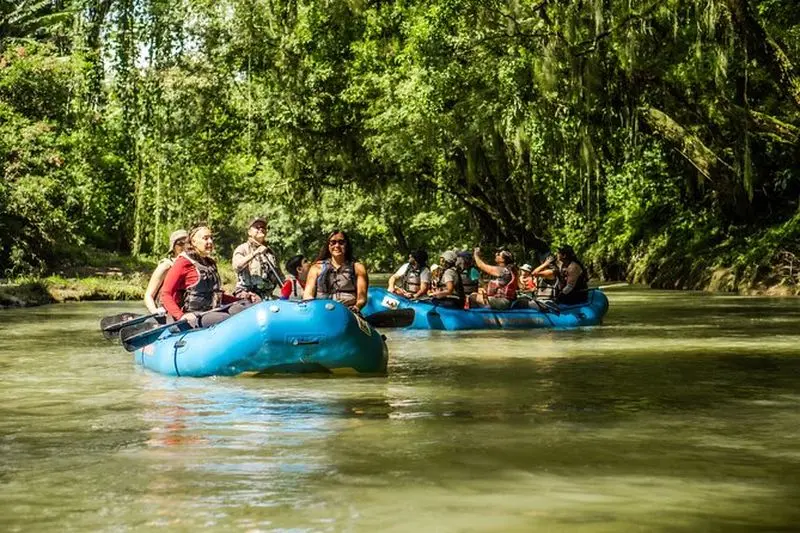 Flotteur de safari animalier en radeau gonflable dans la rivière Peñas Blancas