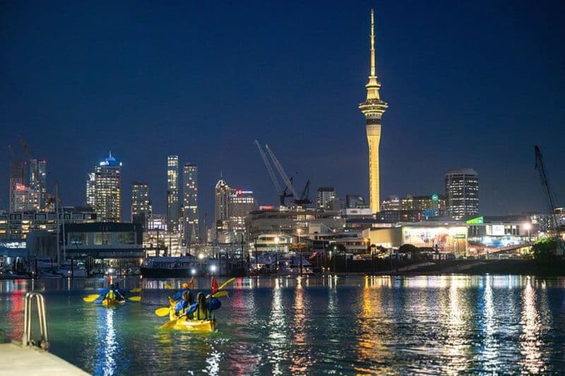 Excursion nocturne en kayak dans la ville illuminée d'Auckland