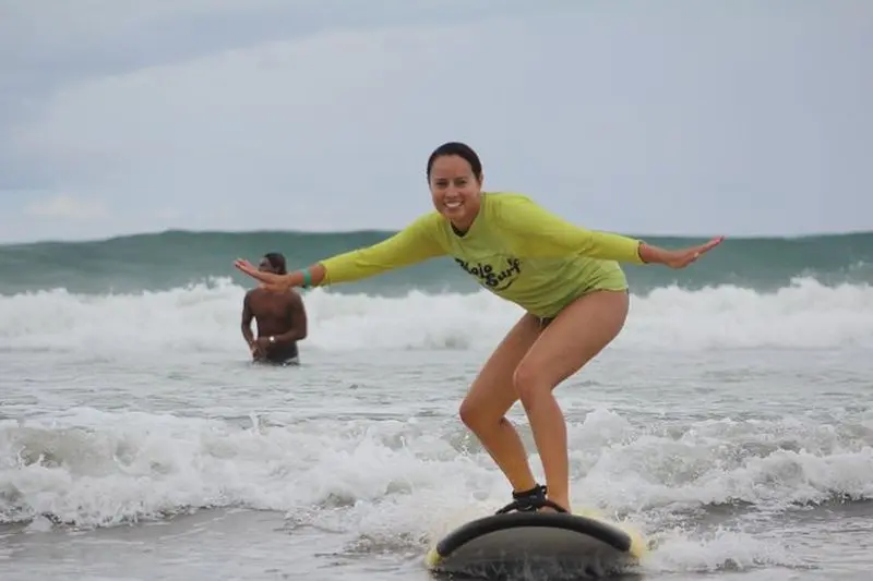 Playa Grande Surf Lessons sur une plage isolée