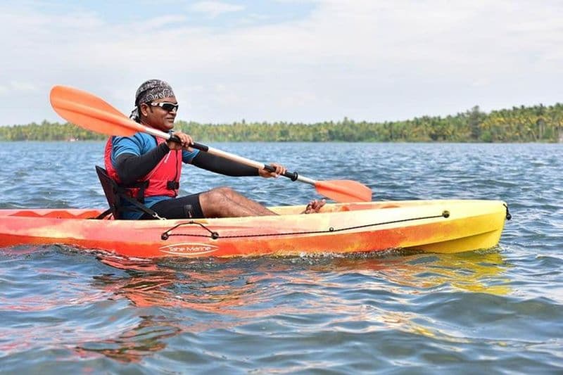 Kayak jusqu'à l'île Black Devil Snail Sandbar dans le lac Paravur près de Varkala