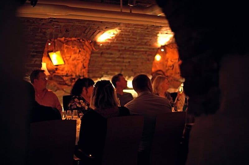 Expérience partagée de dégustation de vin à Gamla Stan Stockholm