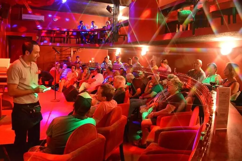 Billet Spectacle de cabaret et dîner avec visite du bar gay