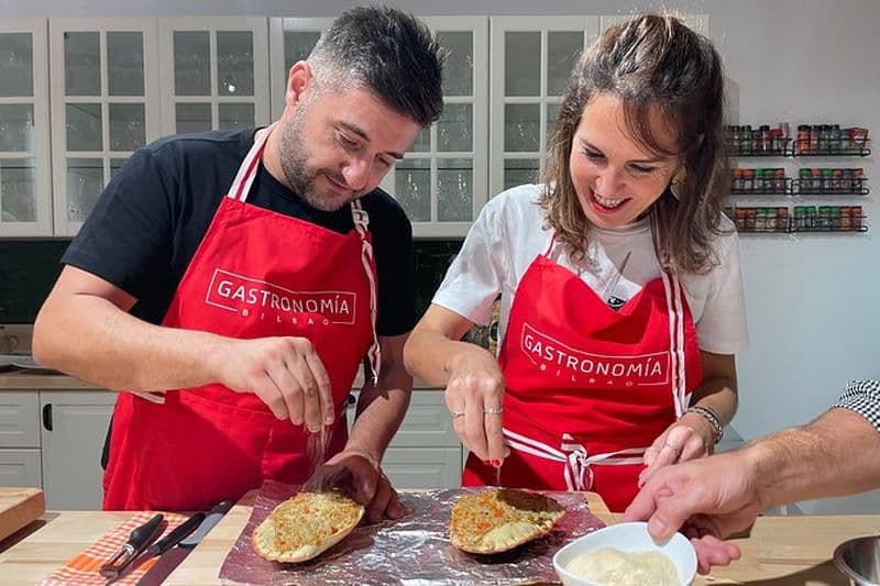 Cours de cuisine basque immersive en petit groupe à Bilbao avec open bar
