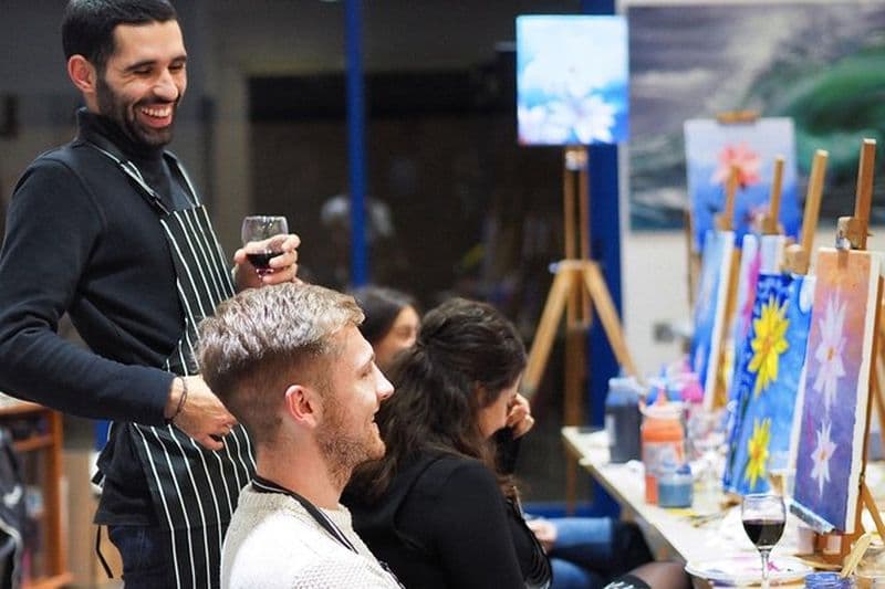 Cours de peinture avec vin à Barcelone