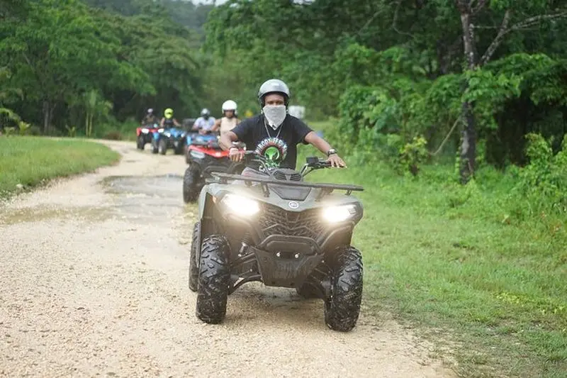 Aventure en VTT tout-terrain avec escalade de murs