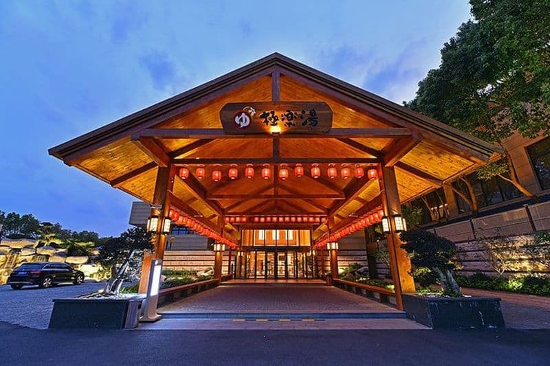 Visite privée en soirée à Shanghai avec bain de source chaude et dîner de dim sum