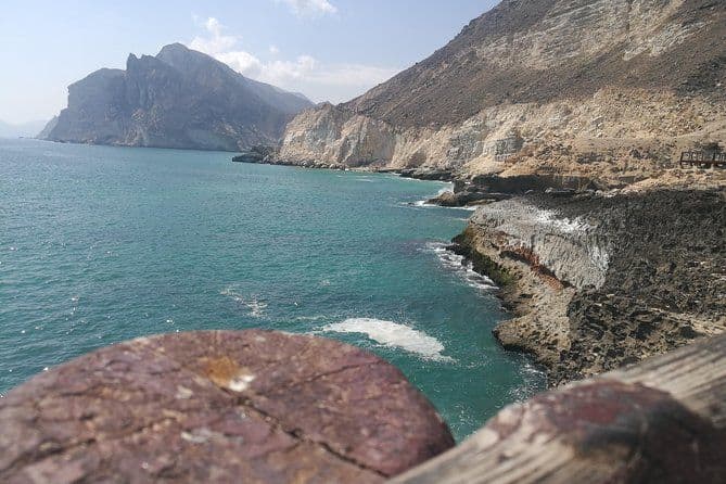 Où la mer rencontre le rock: Voyage panoramique sur les rives de l’ouest de Salalah