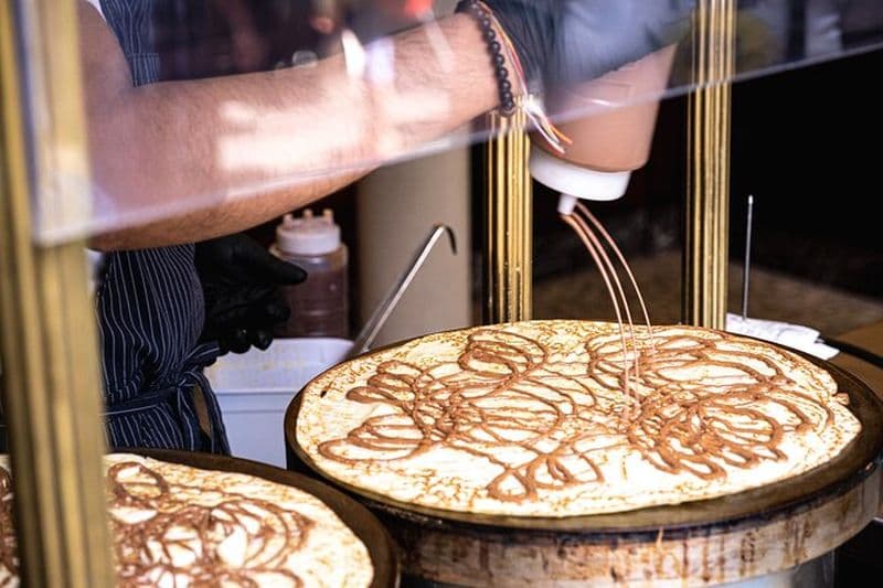 Billet Visite de dégustation de thé français l'après-midi sur la colline de Montmartre avec crêpes et macarons