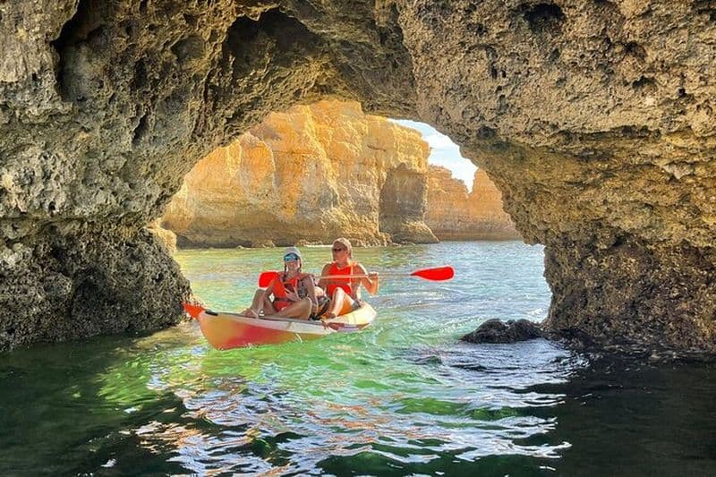 Faites du kayak dans les grottes cachées et les plages secrètes