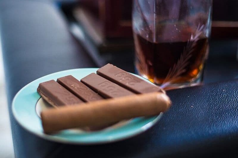 Expérience de roulage de cigares avec l'accord rhum et chocolat