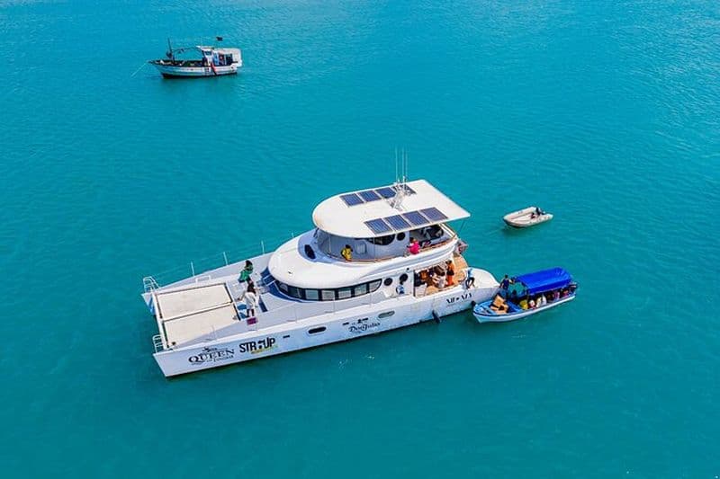 Croisière au coucher du soleil en catamaran à Stone Town (privé)