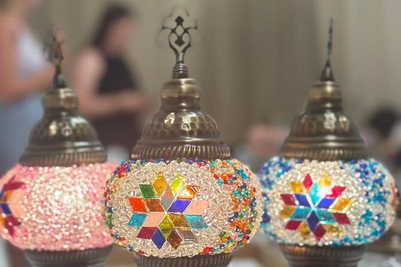 Atelier de lampes en mosaïque turque à Antalya, près de la vieille ville