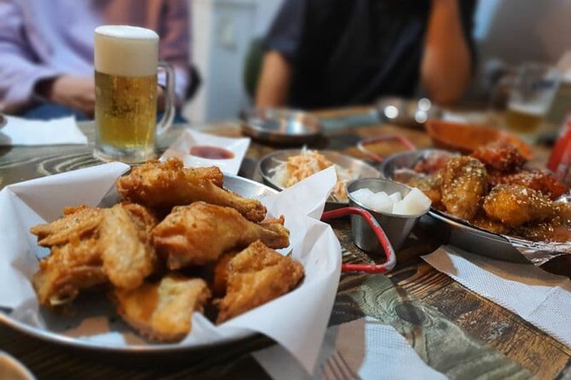 Billet Séoul: Excursion nocturne coréenne au poulet et à la bière avec des pierres précieuses cachées locales