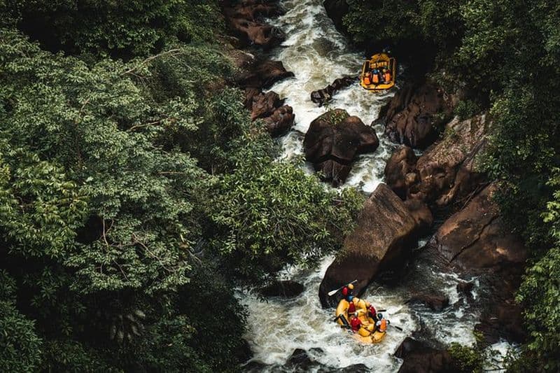 Sports d'aventure et rafting en eau vive dans la rivière Kampar