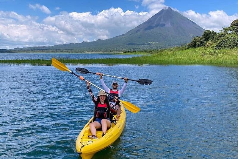 Kayak sur le lac Arenal et visite privée des sources chaudes de Baldi au départ de San Jose