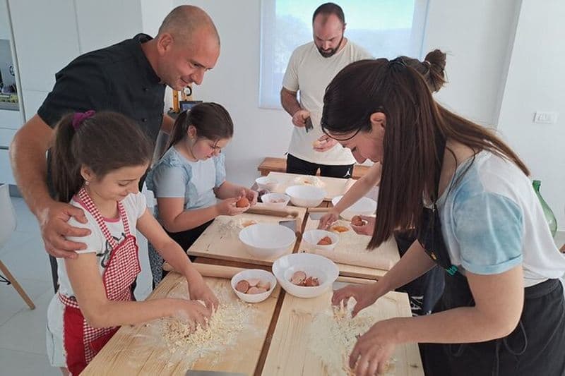 Cours de cuisine de pâtes faites à la main avec un chef italien au Monténégro