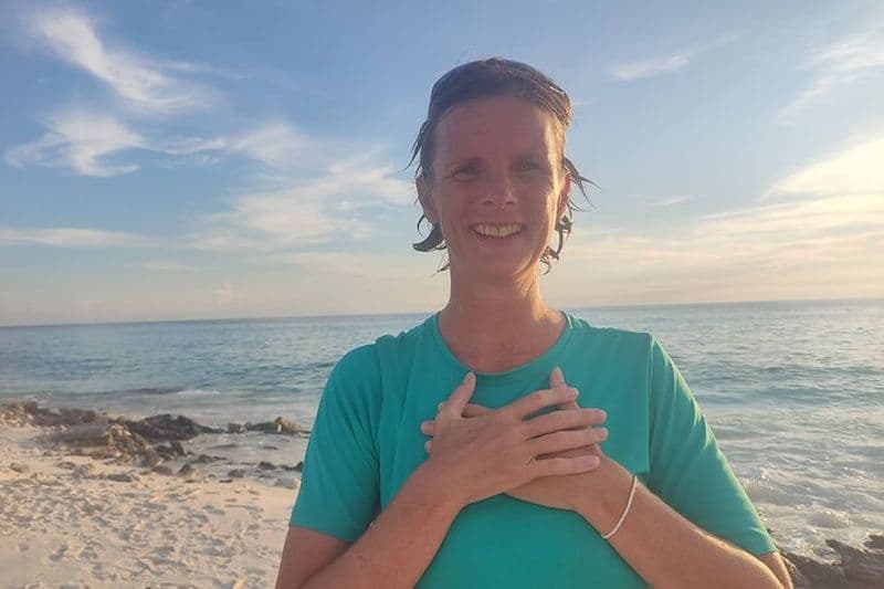 Séance de yoga à Pink Beach