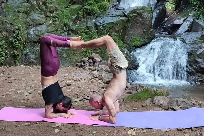 Yoga dans la jungle d'une heure avec sentiers de cascade au volcan Arenal