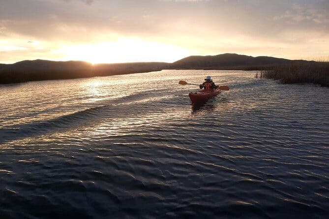 3 heures de route au coucher du soleil en kayak au bord du lac Titicaca