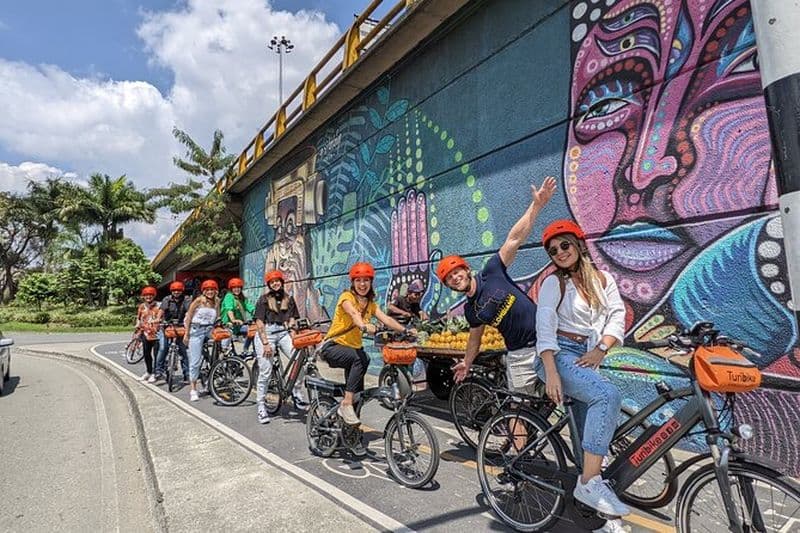 Medellín : visite incontournable de la ville en vélo électrique avec boisson typique